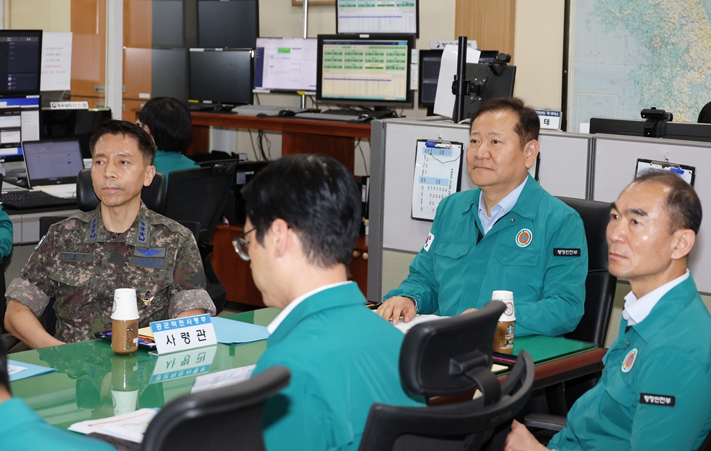 이상민 행정안전부 장관이 13일 오전 경기 평택시 소재 공군작전사령부 내 제1민방위경보통제소를 방문해 통제소장으로부터 경보통제소 운영을 보고 받고 있다.