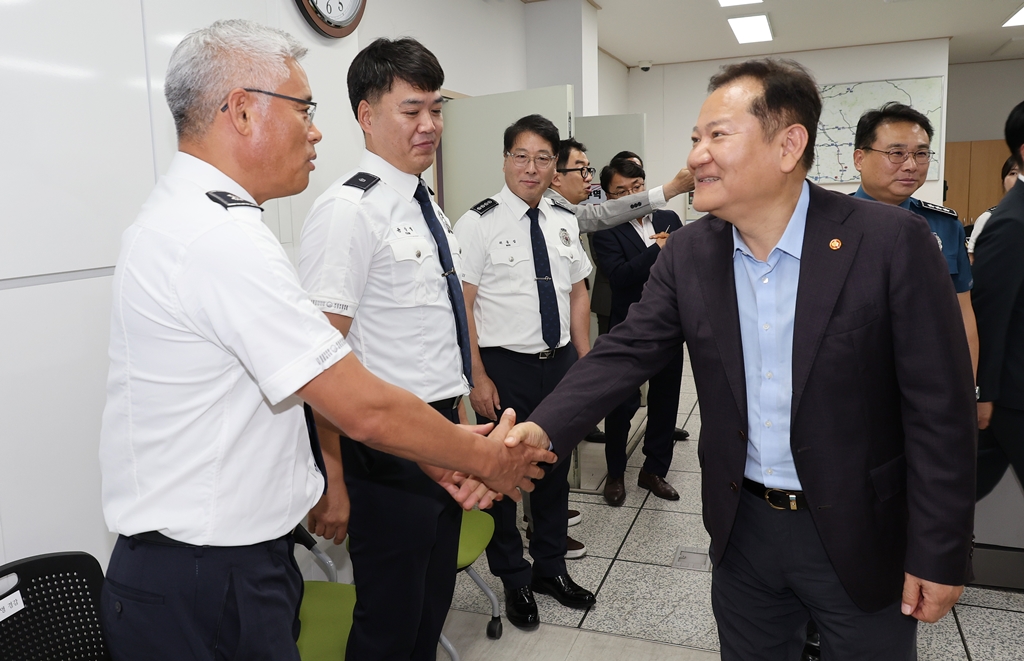 이상민 행정안전부 장관이 13일 오후 경기 용인 소재 고속도로순찰대 1지구대를 방문해 추석 명절 교통관리 대책 등을 점검하고 근무자들을 격려하고 있다.