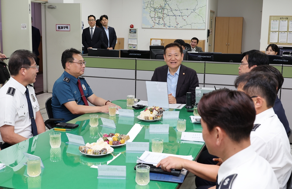 이상민 행정안전부 장관이 13일 오후 경기 용인 소재 고속도로순찰대 1지구대를 방문해 추석 명절 교통관리 대책 등을 점검하고 근무자들을 격려하고 있다.