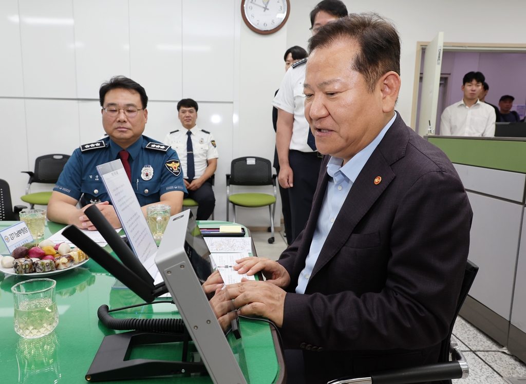 이상민 행정안전부 장관이 13일 오후 경기 용인 소재 고속도로순찰대 1지구대를 방문해 추석 명절 교통관리 대책 등을 점검하고 현장근무자 무전 격려하고 있다.