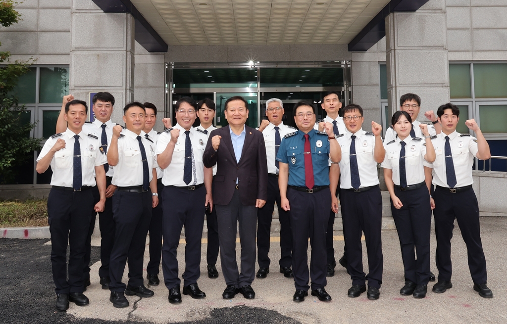 이상민 행정안전부 장관이 13일 오후 경기 용인 소재 고속도로순찰대 1지구대를 방문해 추석 명절 교통관리 대책 등을 점검하고 근무자들과 기념촬영을 하고 있다.