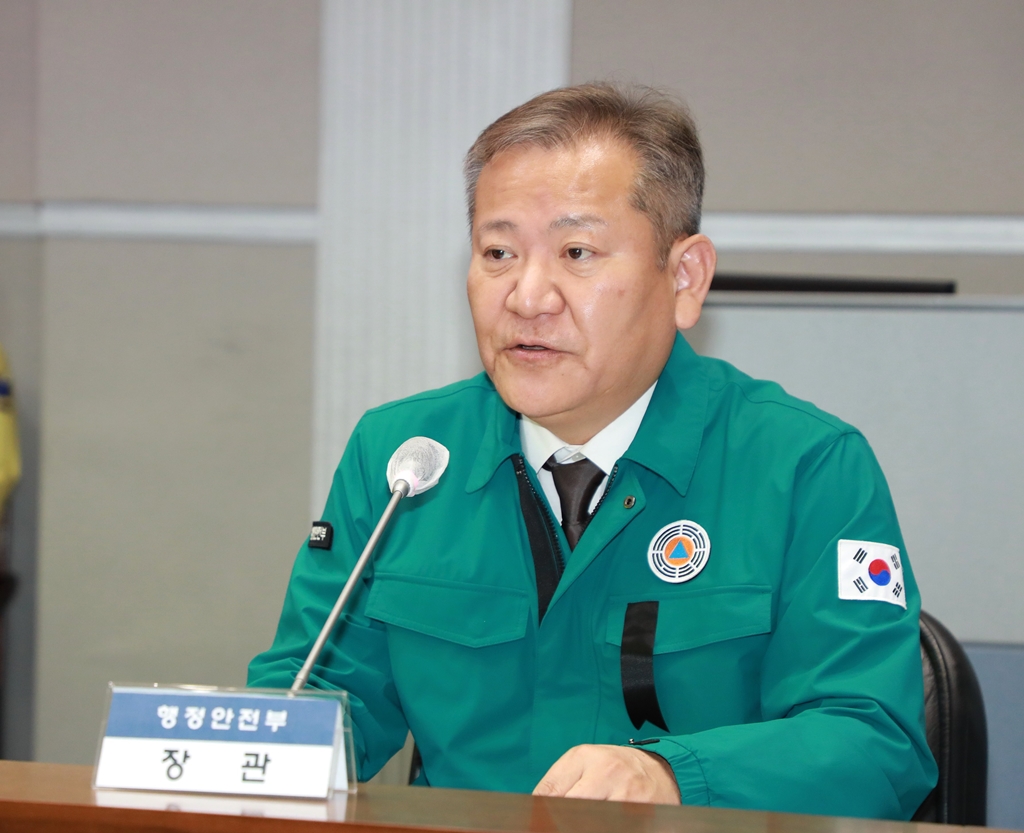 Minister of the Interior and Safety Lee Sang-min gives opening comments at the ministerial meeting on prevention and safety management countermeasures against crowd crush held in the situation room of the CDSCH in the Government Complex Seoul on the morning of the 3rd.