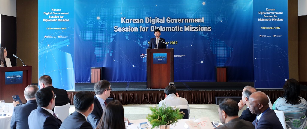 진영 장관이 18일 오전 서울 그랜드하얏트호텔에서 열린 주한 외교사절 대상으로 한국 전자정부 설명회를 개최하고 인사말을 하고 있다.
