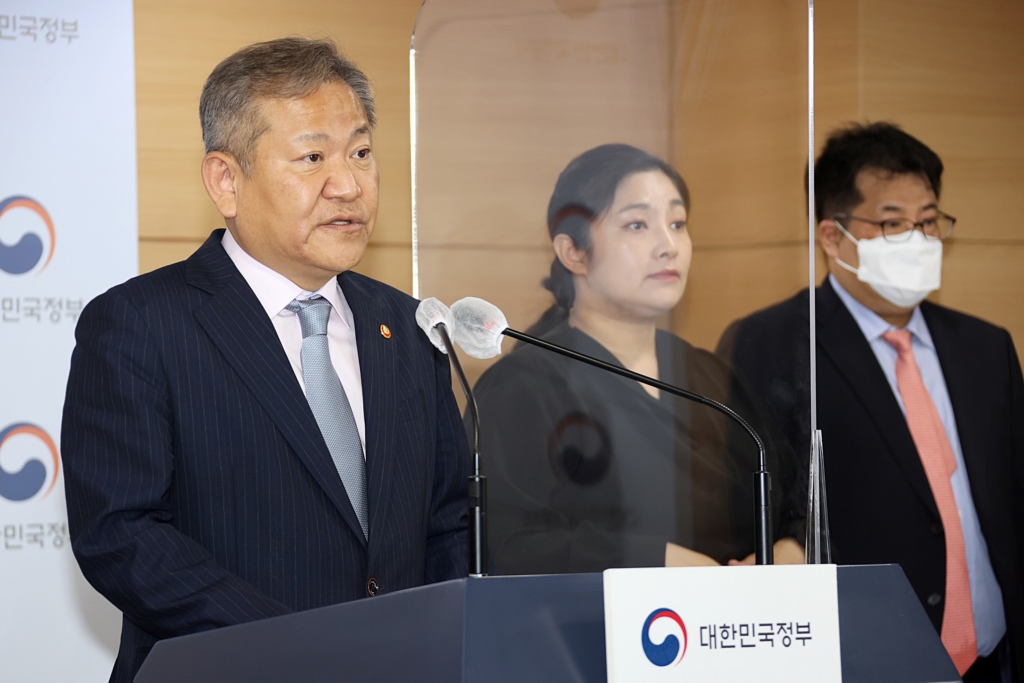Minister of the Interior and Safety Lee Sang-min announces a statement to the public on the 8th Nationwide Local Elections at the Briefing Room of the Government Complex Seoul on the morning of the 17th.