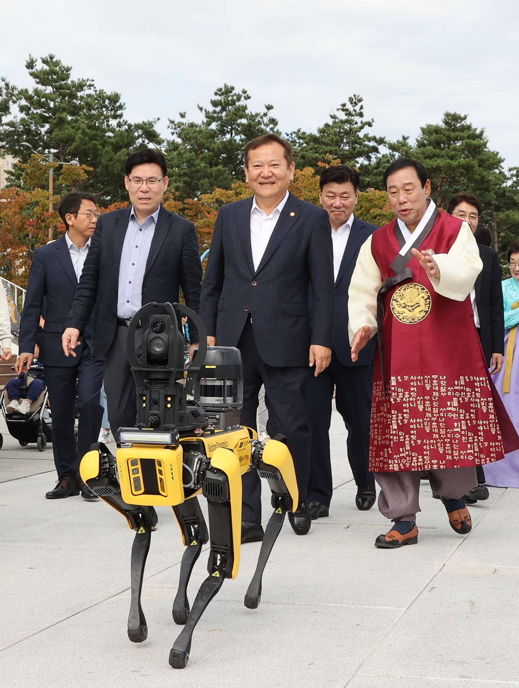 Minister of the Interior and Safety Lee Sang-min visits Sejong Central Park, where the Sejong Festival 2023 is being held in conjunction with Hangeul Day, and tours the venue while being guided by Spot, an autonomous patrol robot, on the morning of the 9th.