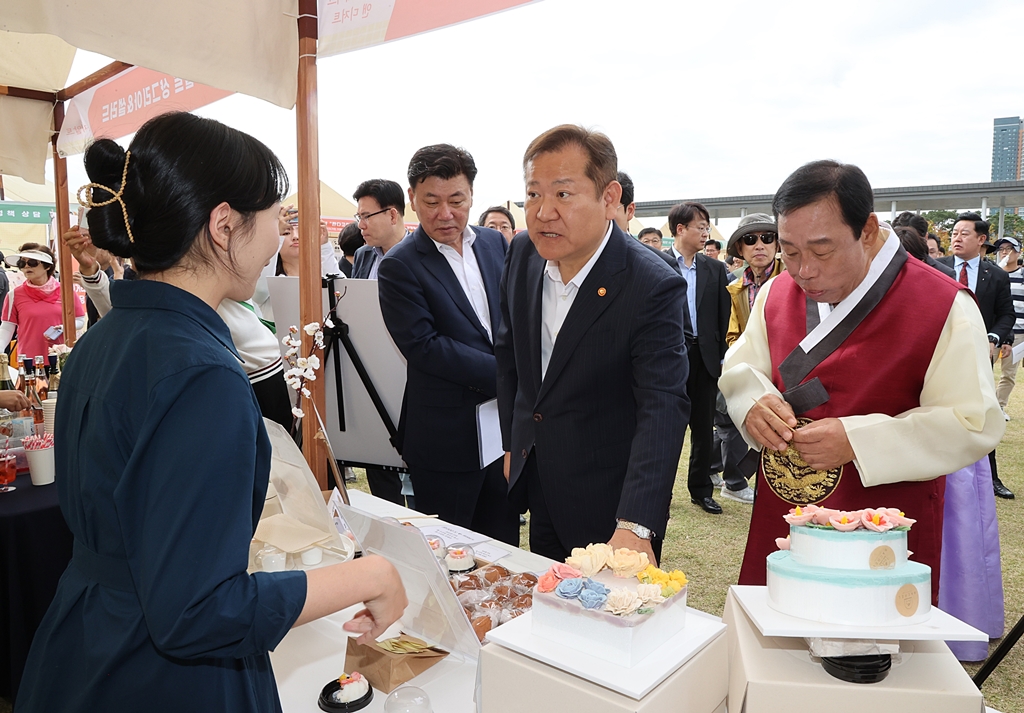 Interior Minister Lee Sang-min visits Sejong Central Park, where the Sejong Festival 2023 is being held in conjunction with Hangeul Day, on the morning of the 9th, encouraging young entrepreneurs and farmers at their exhibition booth.
