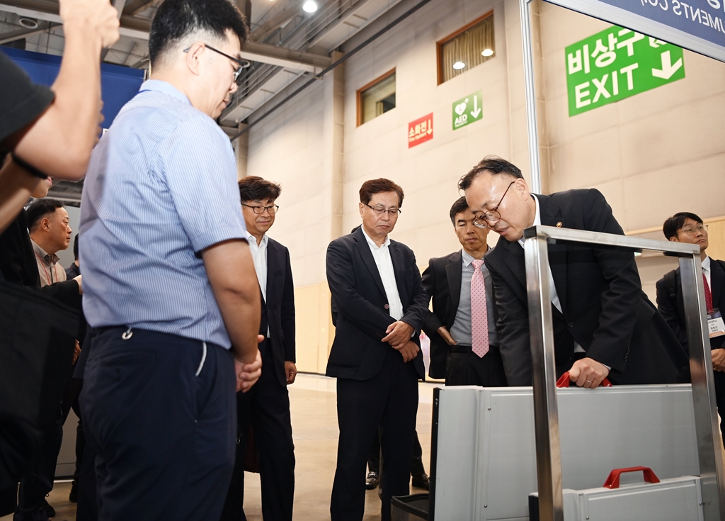 이한경 행정안전부 재난안전관리본부장이 11일 부산시 해운대구 소재 부산 벡스코에서 열린 2024년 대한민국 안전산업박람회를 찾아 전시된 재난 안전장비를 체험해보고 있다.