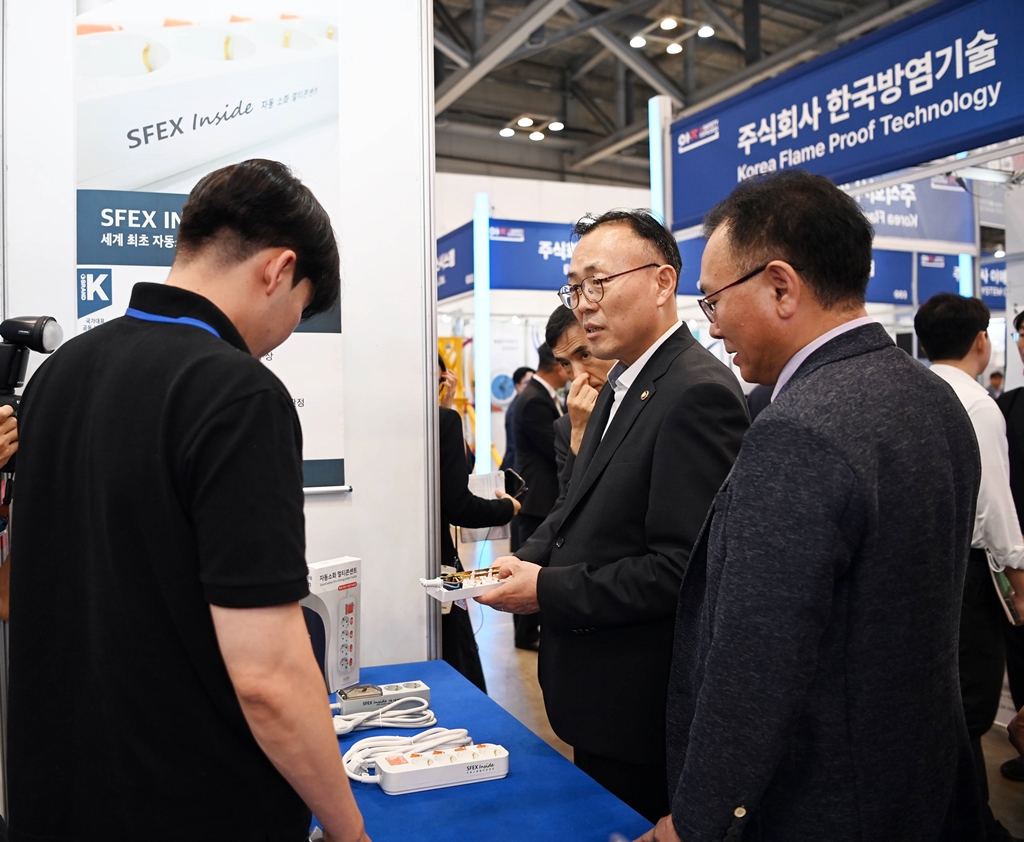 이한경 행정안전부 재난안전관리본부장이 11일 부산시 해운대구 소재 부산 벡스코에서 열린 2024년 대한민국 안전산업박람회를 찾아 전시된 재난안전 장비를 둘러보고 있다.