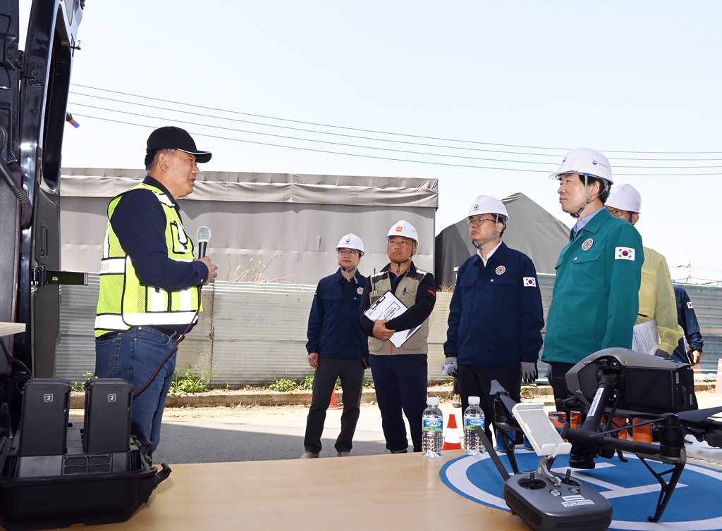 김성호 행정안전부 재난안전관리본부장이 22일 세종시 조치원읍 과선교를 찾아 노후 도로교량에 대한 안전관리 장비를 점검하고 있다.