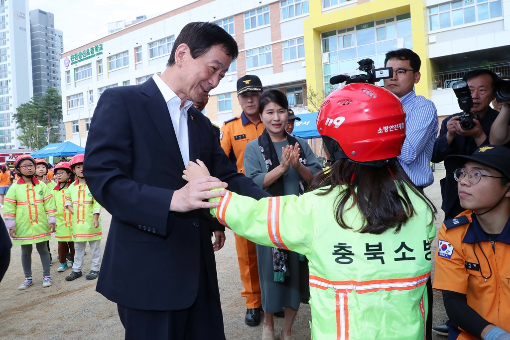 진영 장관이 20일 오전 충북 진천 상신초등학교를 방문해 소방안전체험학습 어린이들을 격려하고 있다.