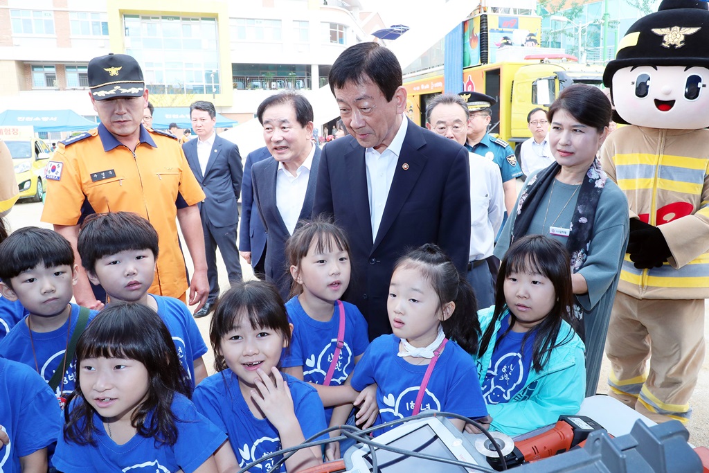 진영 장관이 20일 오전 충북 진천 상신초등학교를 방문해 소방안전체험학습 어린이들을 격려하고 있다.