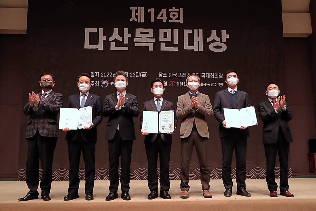한창섭 행정안전부 차관(왼쪽 세번째)이 23일 오전 서울시 중구 한국프레스센터에서 열린 '제14회 다산목민대상' 시상식에 참석해 수상자들과 기념촬영을 하고 있다.