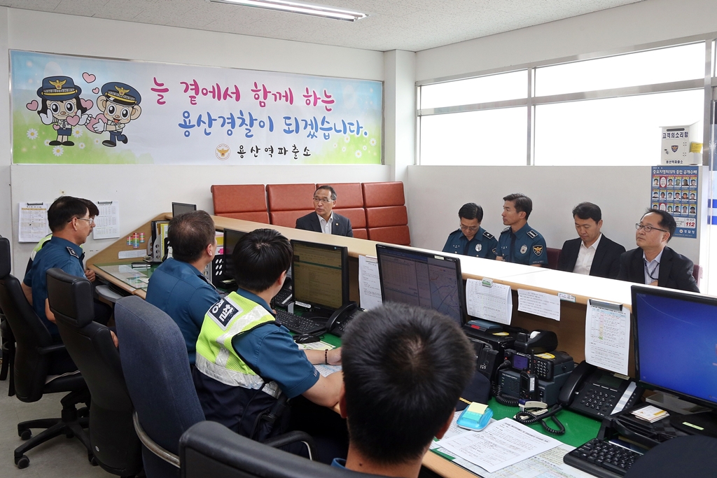 홍윤식 장관, 추석 맞이 용산역파출소 및 관광경찰대 방문