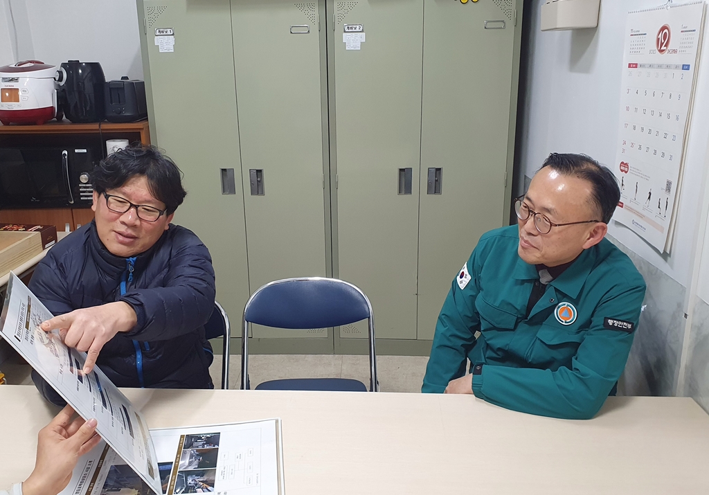 이한경 행정안전부 재난안전관리본부장이 22일 저녁 겨울철 대비 서울 영등포구 쪽방상담소를 방문해 상담소장으로부터 애로사항을 청취하고 있다.