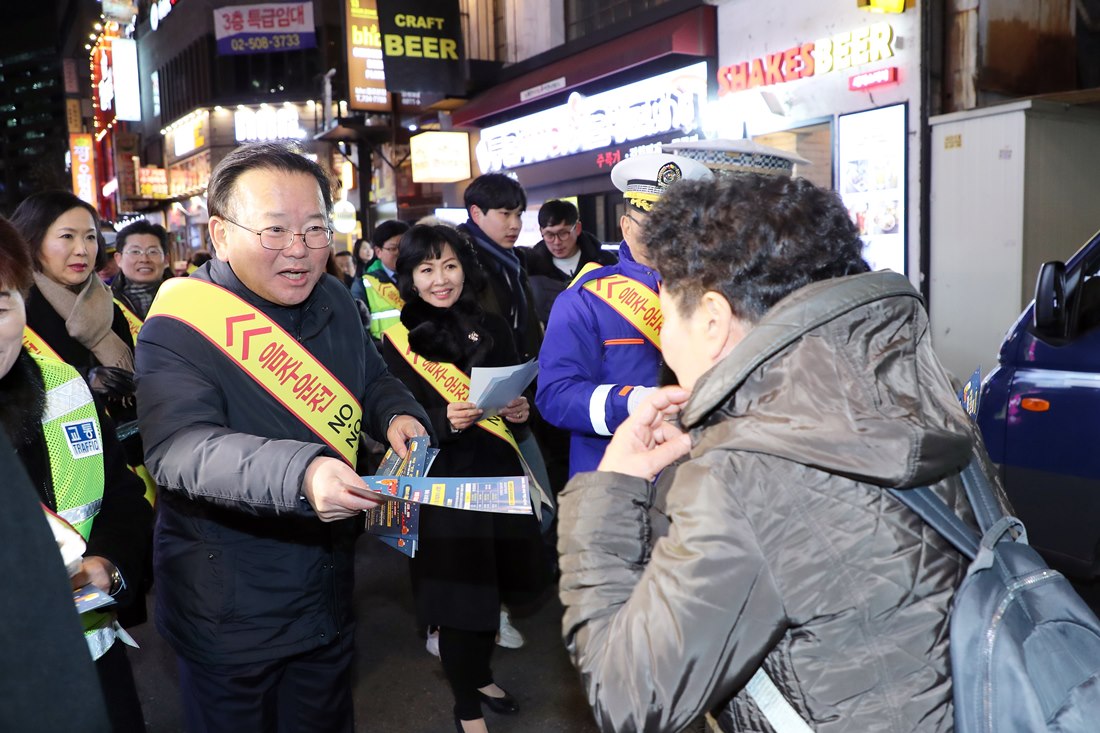26일 오후 서울 종로구 보신각 인근에서 음주운전 예방 거리 캠페인에 참여한 김부겸 장관이 시민들에게 홍보물을 나눠주고 있다.