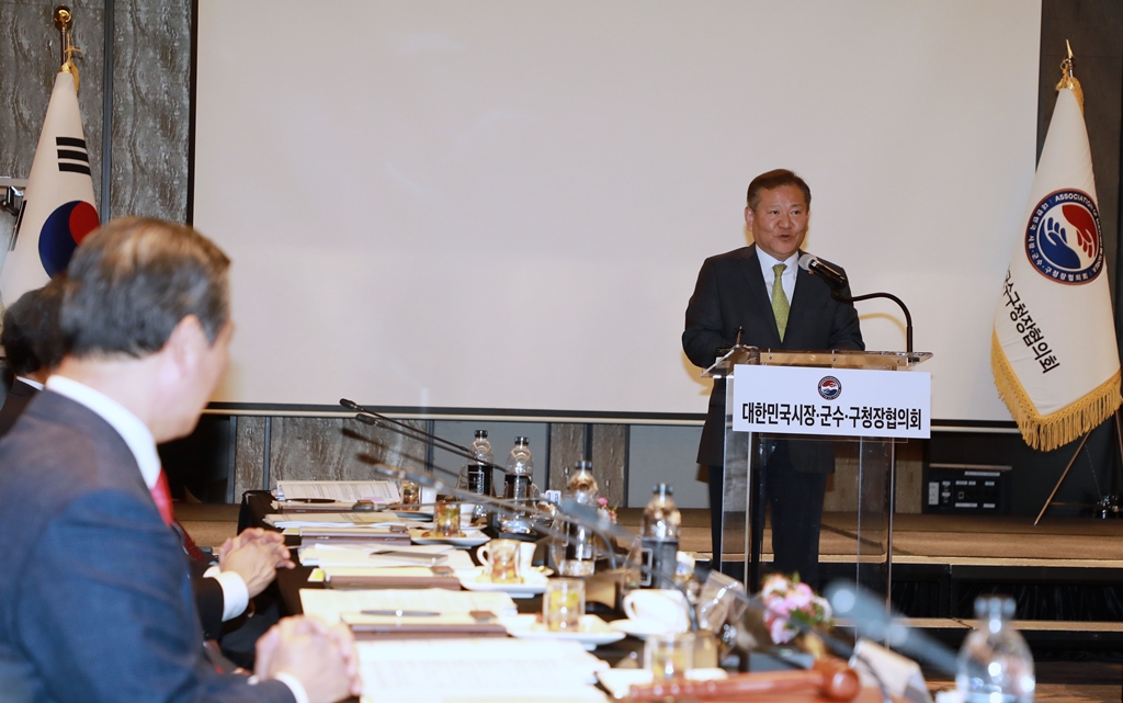 이상민 행정안전부 장관이 3일 오후 서울 종로구 포시즌호텔에서 열린 대한민국시장군수구청장협의회 '제2차 공동회장단회의'에 참석해 인사말을 하고 있다.