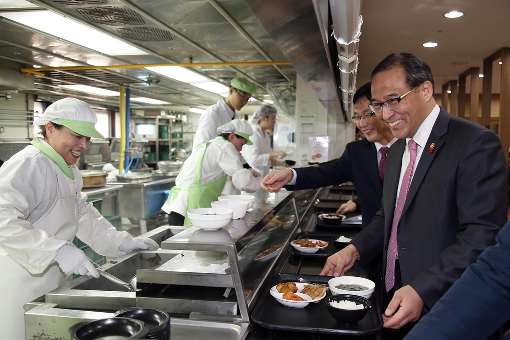 홍윤식 장관, '닭고기 소비 촉진의 날' 행사 참여