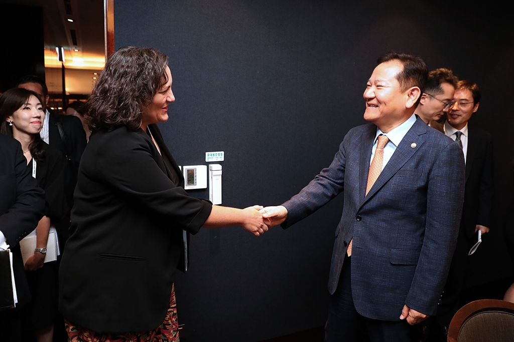 Minister of the Interior and Safety Lee Sang-min meets with OECD Secretary-General Mary Beth Goodman on the afternoon of the 4th at the Westin Chosun Hotel in Jung-gu, Seoul, before the 7th Meeting of the OECD Working Party on Open Government.