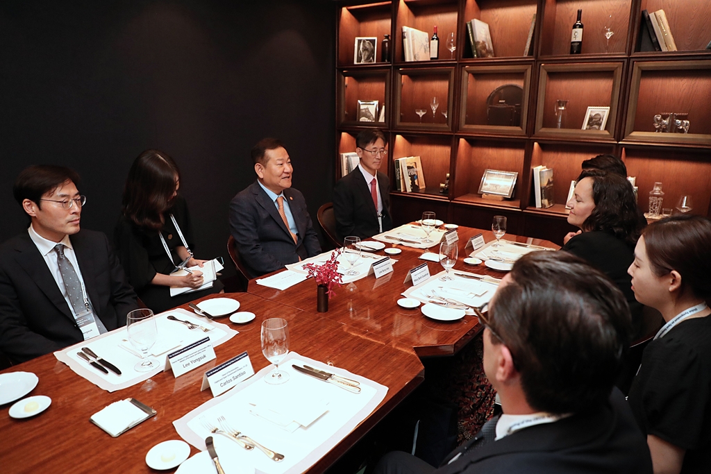 Minister of the Interior and Safety Lee Sang-min meets with OECD Secretary-General Mary Beth Goodman before the 7th Meeting of the OECD Working Party on Open Government at the Westin Chosun Hotel in Jung-gu, Seoul, on the afternoon of the 4th to discuss digital artificial intelligence and open government.