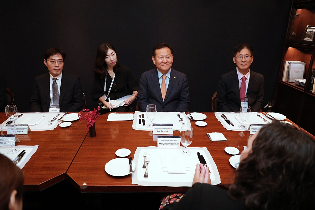 Minister of the Interior and Safety Lee Sang-min meets with OECD Secretary-General Mary Beth Goodman before the 7th Meeting of the OECD Working Party on Open Government at the Westin Chosun Hotel in Jung-gu, Seoul, on the afternoon of the 4th to discuss digital artificial intelligence and open government.