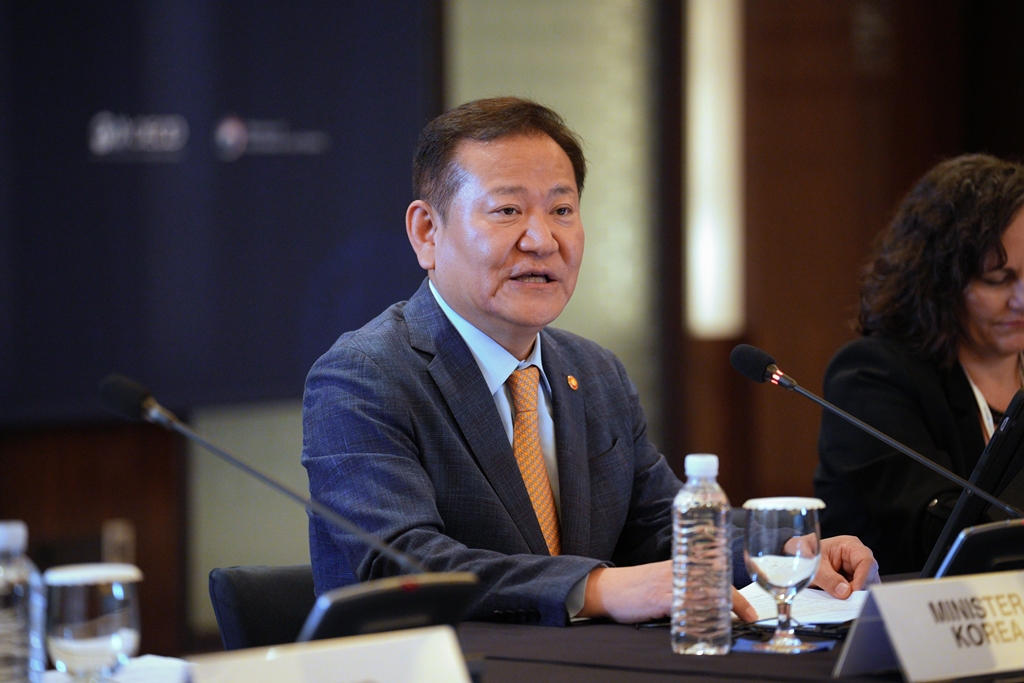 Minister of the Interior and Safety Lee Sang-min delivers opening remarks at the 7th Meeting of the OECD Working Party on Open Government at the Westin Chosun Hotel in Jung-gu, Seoul, on the afternoon of the 4th.