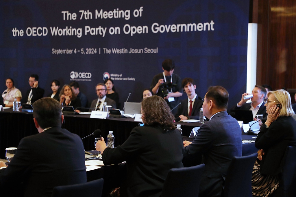 Minister of the Interior and Safety Lee Sang-min delivers opening remarks at the 7th Meeting of the OECD Working Party on Open Government at the Westin Chosun Hotel in Jung-gu, Seoul, on the afternoon of the 4th.