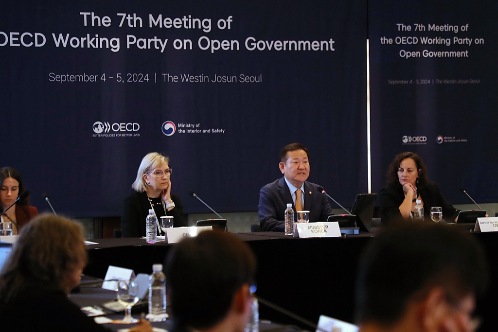 Minister of the Interior and Safety Lee Sang-min delivers opening remarks at the 7th Meeting of the OECD Working Party on Open Government at the Westin Chosun Hotel in Jung-gu, Seoul, on the afternoon of the 4th.