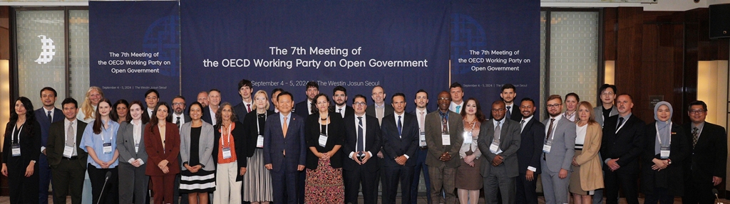 Minister of the Interior and Safety Lee Sang-min poses for a photo with OECD Secretary-General Mary Beth Goodman and delegates at the 7th Meeting of the OECD Working Party on Open Government at the Westin Chosun Hotel in Jung-gu, Seoul, on the afternoon of the 4th.