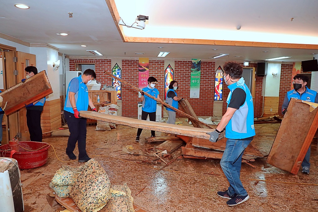 13일 오후 기록적인 폭우로 피해를 입은 서울시 동작구 사당동 지역의 수해 복구를 위해 행정안전부 직원들로 구성 된 20여 명의 '행복드림봉사단'이 봉사활동에 참여하고 있다.