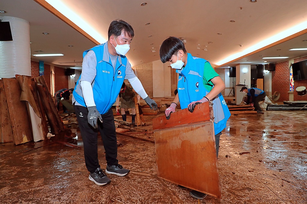 13일 오후 기록적인 폭우로 피해를 입은 서울시 동작구 사당동 지역의 수해 복구를 위해 행정안전부 직원들로 구성 된 20여 명의 '행복드림봉사단'이 봉사활동에 참여하고 있다.
