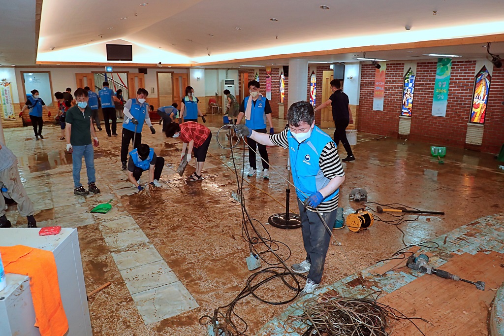 한창섭 행정안전부 차관이 13일 오후 기록적인 폭우로 피해를 입은 서울시 동작구 사당동 지역의 수해 복구를 위해 행정안전부 직원들로 구성 된 20여 명의 '행복드림봉사단'과 함께 봉사활동에 참여하고 있다.