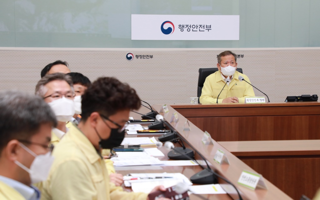 Lee Sang-min, Minister of the Interior and Safety, presides over an emergency inspection meeting in response to torrential downpours at the Central Disaster and Safety Countermeasures Headquarters (CDSCH) of the Government Complex Sejong 2 on the morning of the 9th.