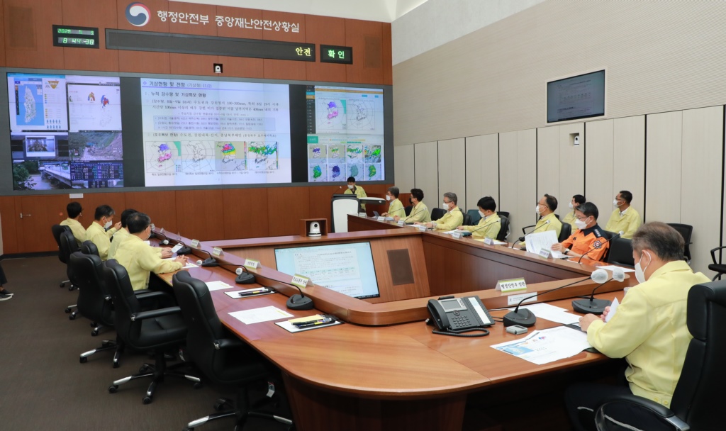 Lee Sang-min, Minister of the Interior and Safety, presides over an emergency inspection meeting in response to torrential downpours at the Central Disaster and Safety Countermeasures Headquarters (CDSCH) of the Government Complex Sejong 2 on the morning of the 9th.