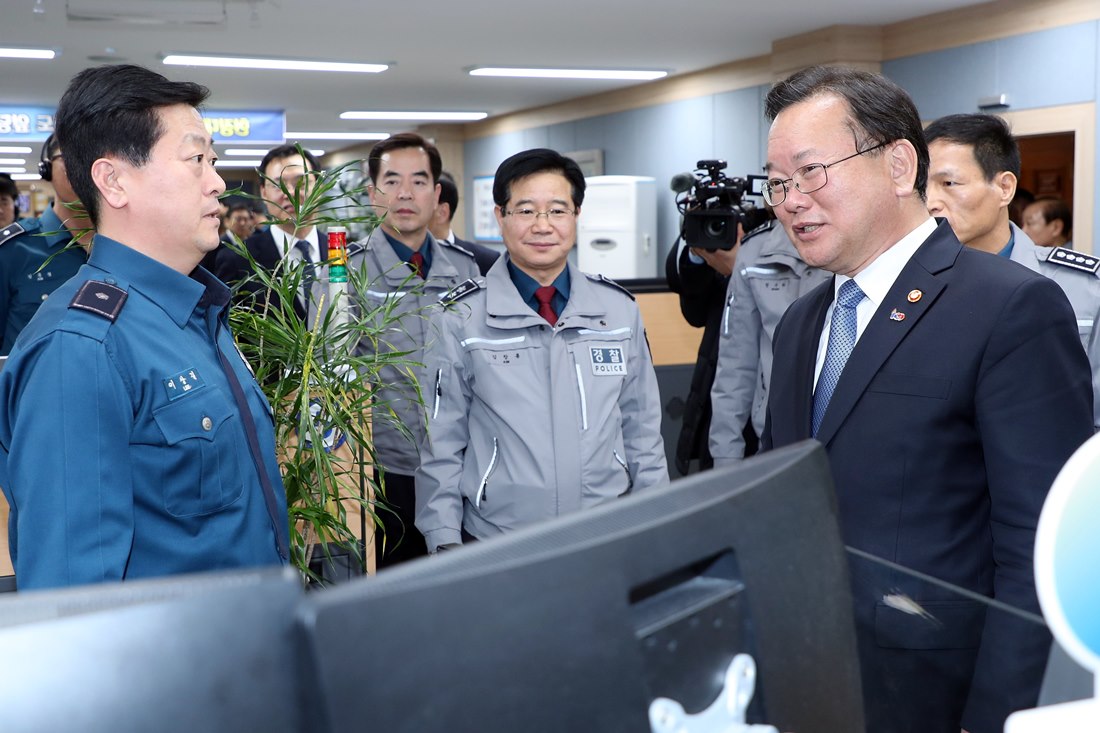 김부겸 장관이 22일 오후 경남지방경찰청을 방문해 112종합상황실 근무 경찰관들을 격려하고 있다.