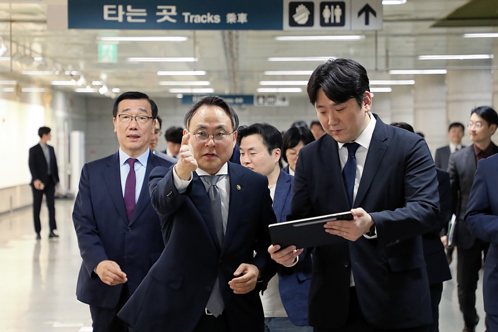 고기동 행정안전부 차관이 25일 오후 대전역 지하1층 지하철 지하상가에서 진행된 주소기반 실내내비게이션 현장시연을 참관하고 있다.
