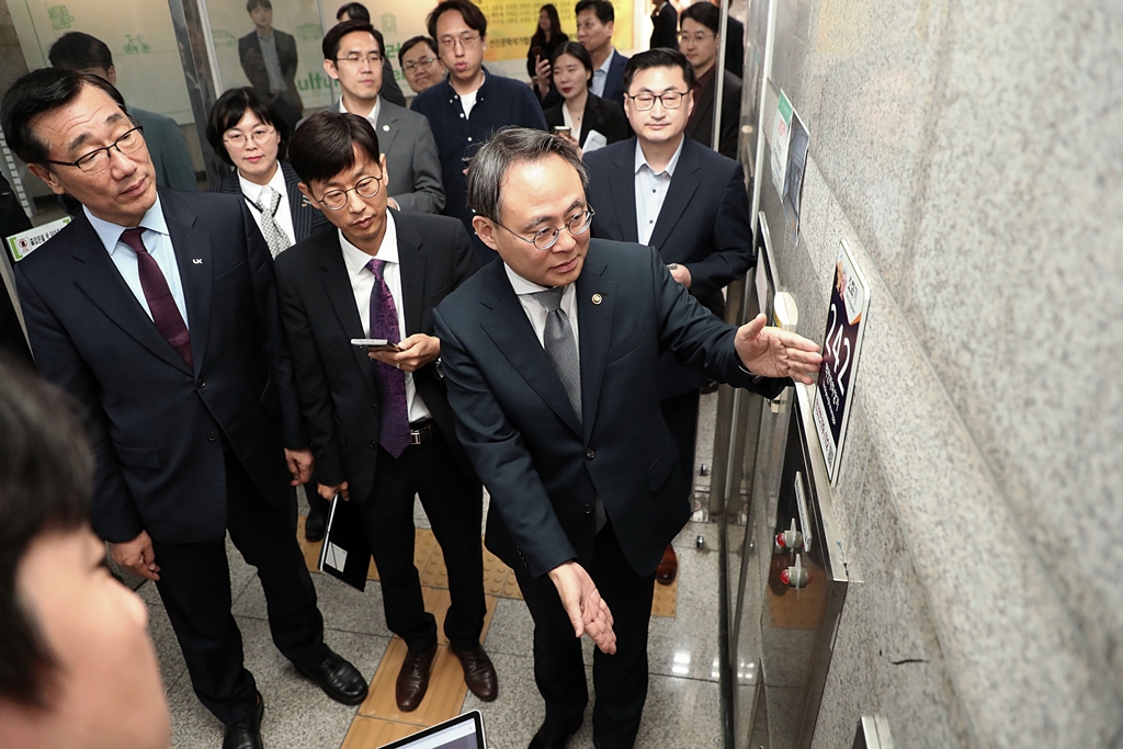 고기동 행정안전부 차관이 25일 오후 대전역 지하1층 지하철 지하상가에서 진행된 주소기반 실내내비게이션 현장시연을 참관하고 있다.