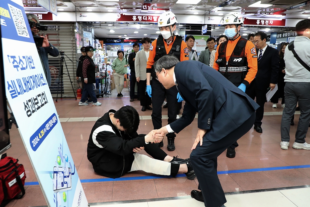 고기동 행정안전부 차관이 25일 오후 대전역 지하1층 지하철 지하상가에서 진행된 주소기반 실내내비게이션 현장시연에 참여한 시연자에게 감사인사를 전하고 있다.