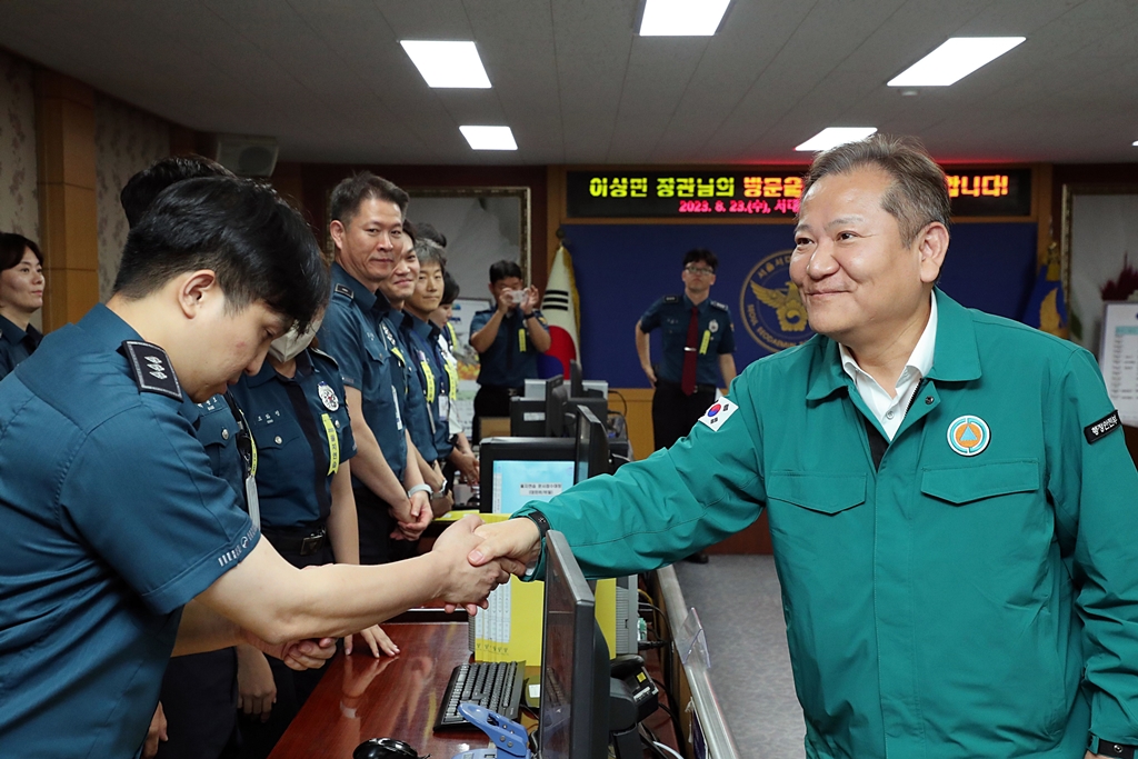 이상민 행정안전부 장관이 23일 오후 서울시 서대문경찰서를 찾아 을지연습 야간근무 중인 경찰관들을 격려하며 악수하고 있다.
