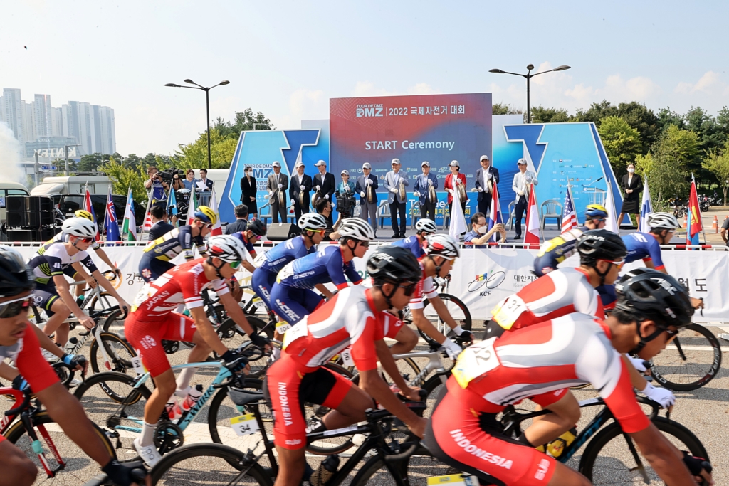 At the opening ceremony of the Tour de DMZ 2022 International Road Cycling Tour held at Goyang Gymnasium Square in Gyeonggi Province on the morning of the 26th, officials from the competition, including Minister of the Interior and Safety Lee Sang-min, are ringing the bell to announce the start of the race.