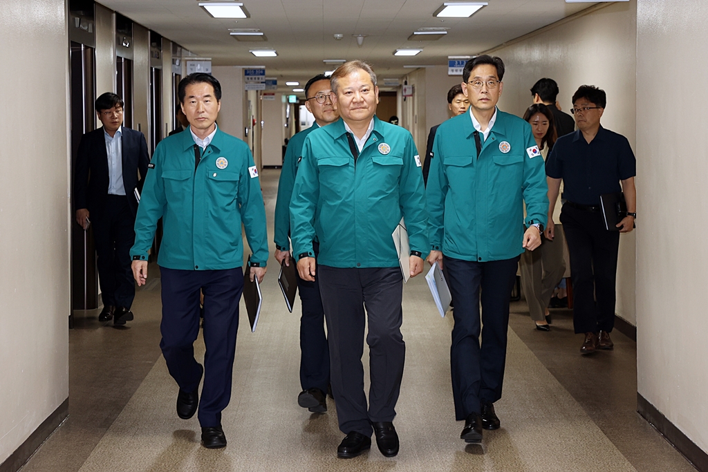 Minister of the Interior and Safety Lee Sang-min (center) enters the briefing room to announce recovery support plans, including measures to raise and expand support standards for heavy rain damage, at the Government Complex Seoul in Sejong-daero, Seoul, on the afternoon of the 31st.