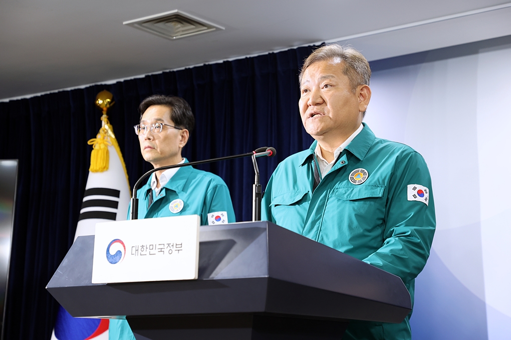 Minister Lee Sang-min announces recovery support plans, including measures to raise and expand the support standards for heavy rain damage, at the Government Complex Seoul in Sejong-daero, Seoul, on the afternoon of the 31st.