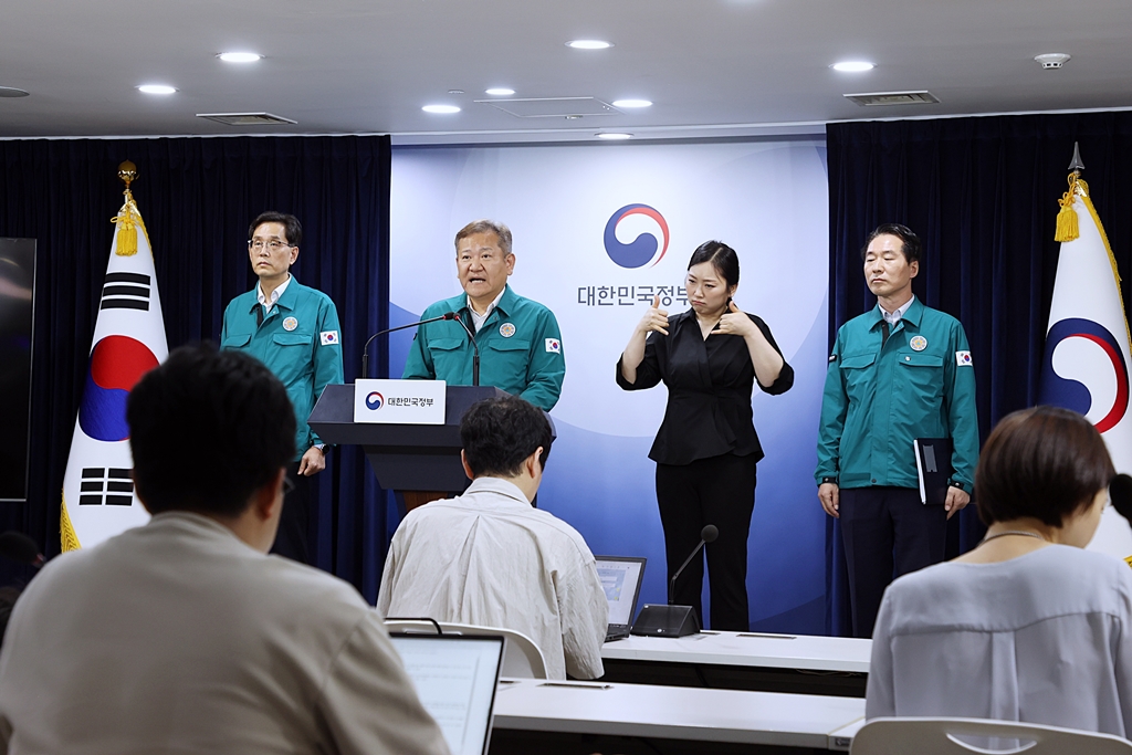 Minister Lee Sang-min announces recovery support plans, including measures to raise and expand the support standards for heavy rain damage, at the Government Complex Seoul in Sejong-daero, Seoul, on the afternoon of the 31st.