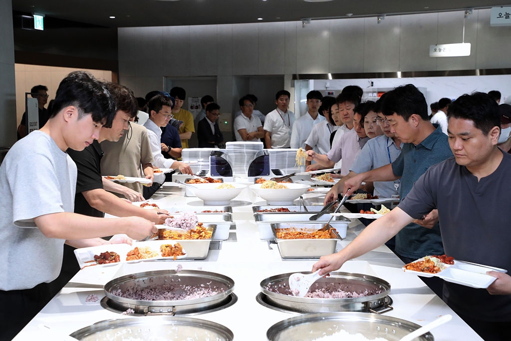 20일 오전 세종시 도움로 정부세종청사 중앙동 구내식당에서 상주 직원들이 매주 수요일 제공되는 국내산 수산물 음식을 배식 받고 있다.