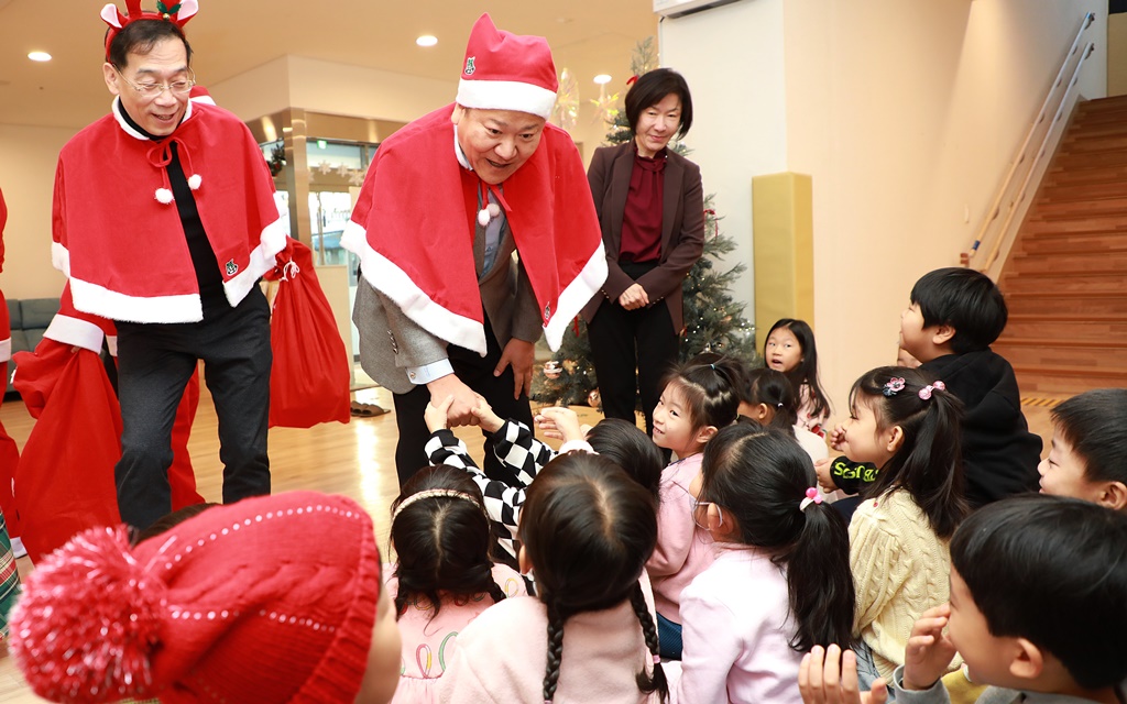 이상민 행정안전부 장관이 성탄절을 맞아 22일 오전 서울 종로구 정부서울청사 내 어린이집(푸르미,한빛)을 찾아 원아들과 인사를 나누고 있다.