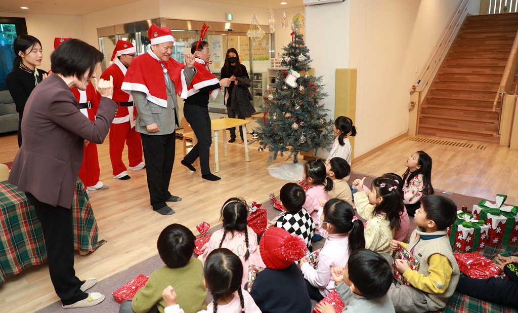 이상민 행정안전부 장관이 성탄절을 맞아 22일 오전 서울 종로구 정부서울청사 내 어린이집(푸르미,한빛)을 찾아 원아들과 인사를 나누고 있다.