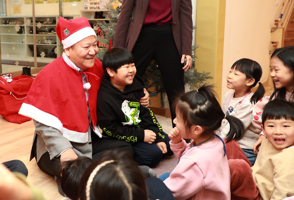 이상민 행정안전부 장관이 성탄절을 맞아 22일 오전 서울 종로구 정부서울청사 내 어린이집(푸르미,한빛)을 방문해 아이들과 대화를 나누고 있다.