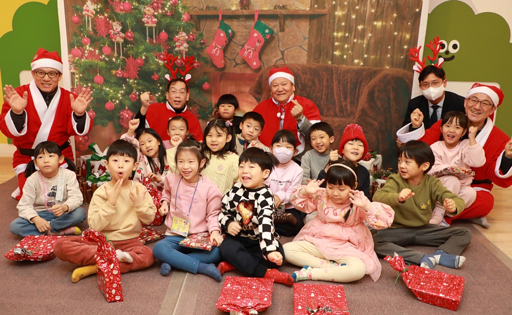이상민 행정안전부 장관이 성탄절을 맞아 22일 오전 서울 종로구 정부서울청사 내 어린이집(푸르미,한빛)을 방문해 아이들과 기념 촬영을 하고 있다.