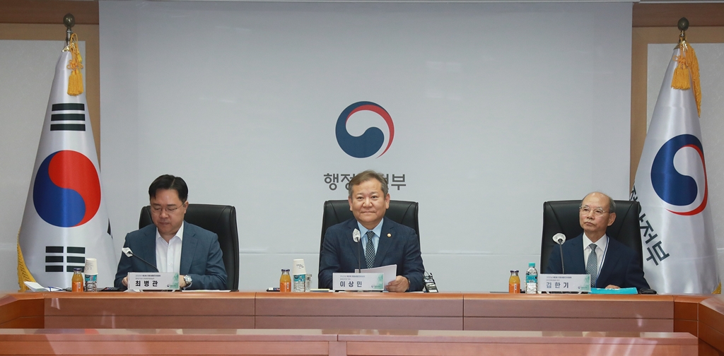 Minister of the Interior and Safety Lee Sang-min delivers a keynote speech at the 2nd Local Tax Development Committee held at the Government Complex Seoul, Jongno-gu, Seoul, on the morning of the 17th.