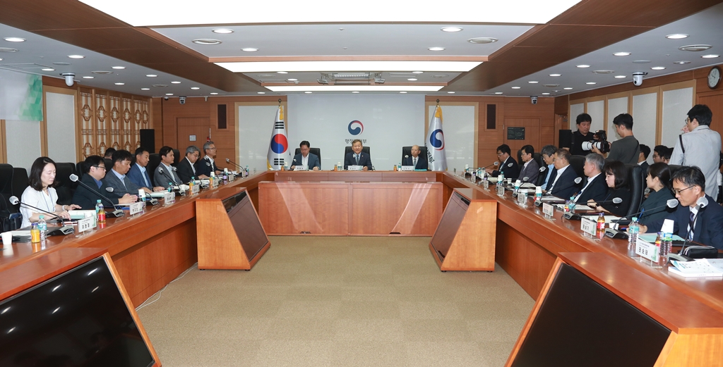 Minister of the Interior and Safety Lee Sang-min delivers a keynote speech at the 2nd Local Tax Development Committee held at the Government Complex Seoul, Jongno-gu, Seoul, on the morning of the 17th.