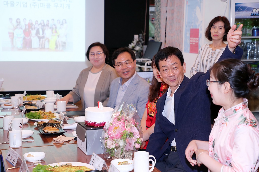 진영 장관이 14일 결혼이주여성들이 운영하는 서울 은평구 소재 마을기업 '마을무지개'를 방문해 마을기업 이주여성들과 간담회를 하고 있다.